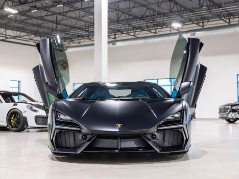Used 2025 Lamborghini Revuelto image 2