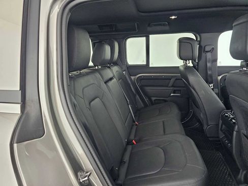 Used 2025 Land Rover Defender 110 X-Dynamic SE image 12
