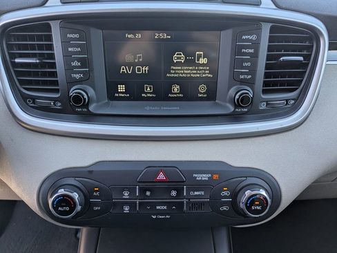 Used 2018 Kia Sorento LX image 19