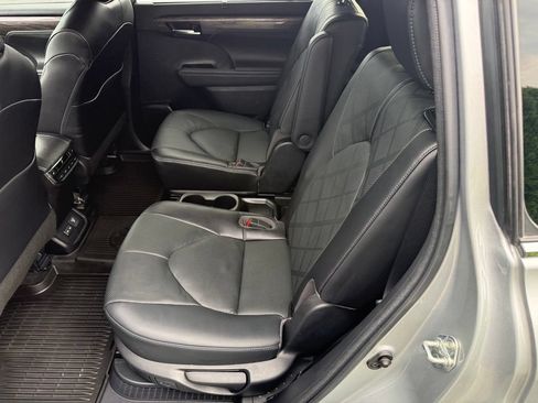 Used 2023 Toyota Highlander Platinum AWD/4WD image 34
