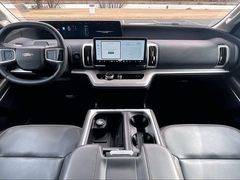 Used 2025 Ford Expedition Active image 13