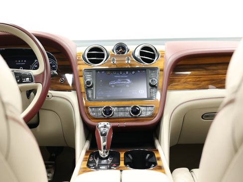 Used 2020 Bentley Bentayga Plug-In Hybrid image 49
