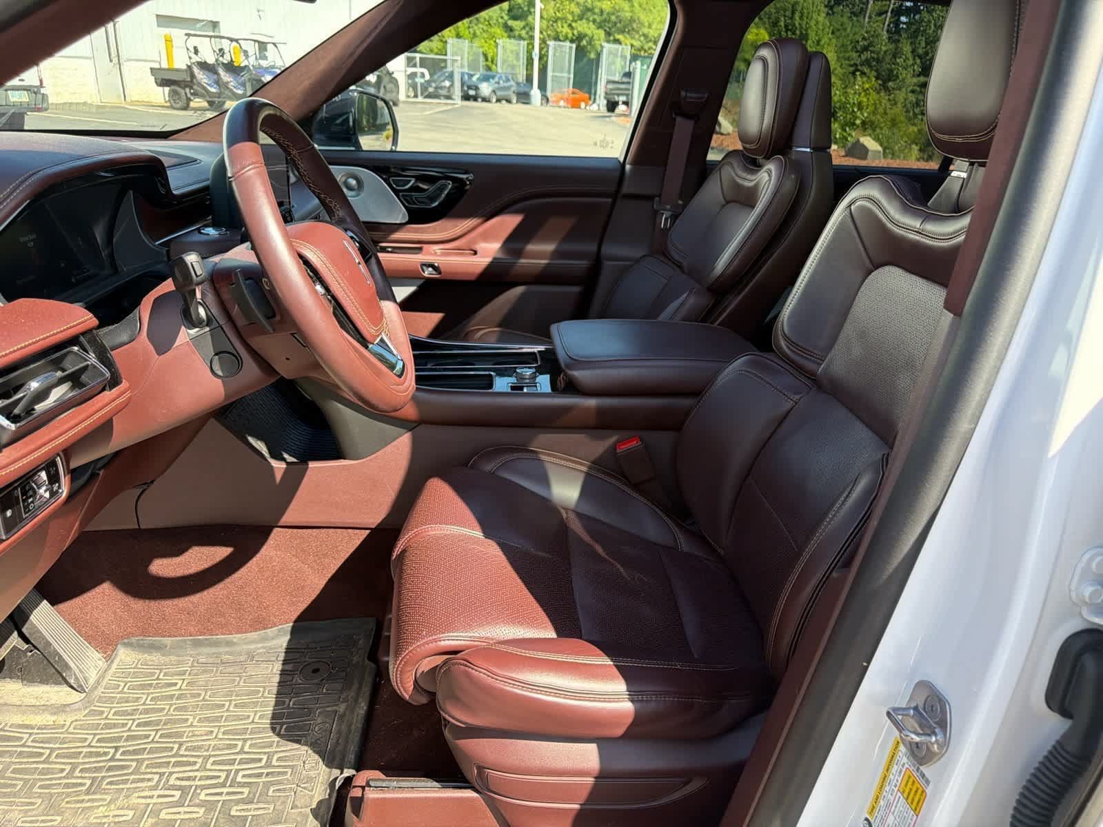 Used 2023 Lincoln Aviator Black Label Grand Touring AWD/4WD image 4