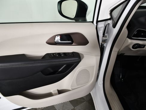 Used 2023 Chrysler Voyager LX FWD image 35