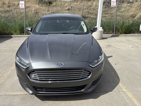 Used 2015 Ford Fusion SE image 4