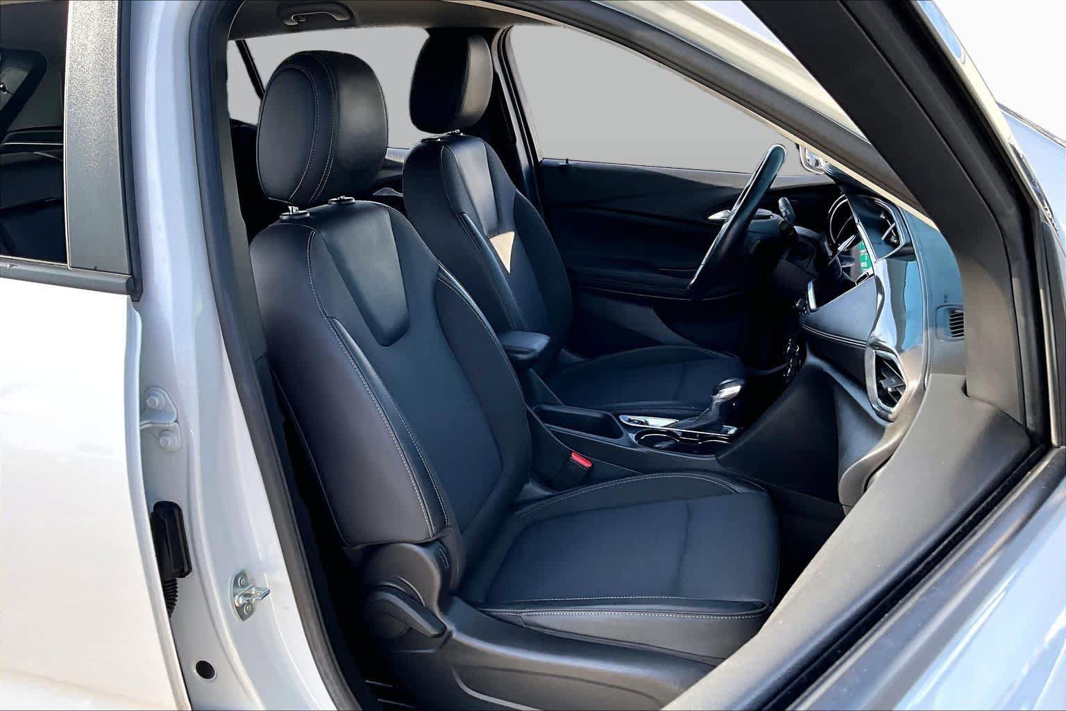Used 2022 Buick Encore GX Select w/ Sport Touring Package FWD image 9
