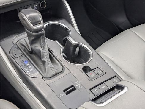 Used 2022 Toyota Highlander XLE image 18