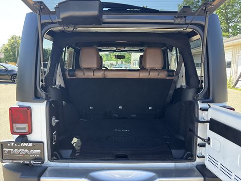 Used 2017 Jeep Wrangler Unlimited Sahara w/ Connectivity Group AWD/4WD image 8