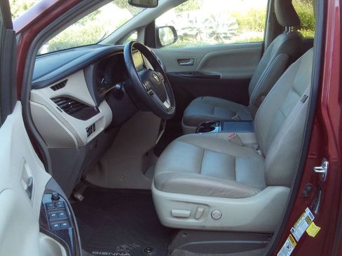 Used 2017 Toyota Sienna XLE w/ XLE Navigation Package FWD image 21