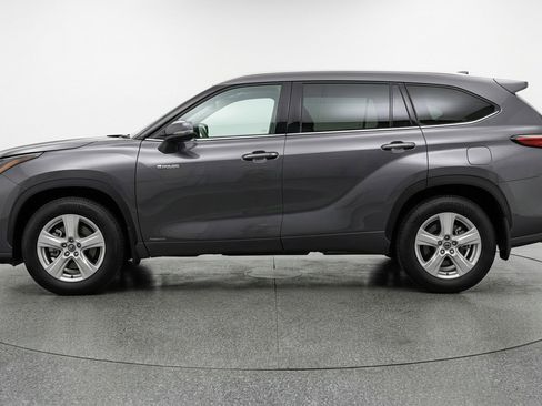 Used 2025 Toyota Highlander LE FWD image 5
