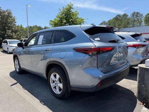 Used 2024 Toyota Highlander LE image 2