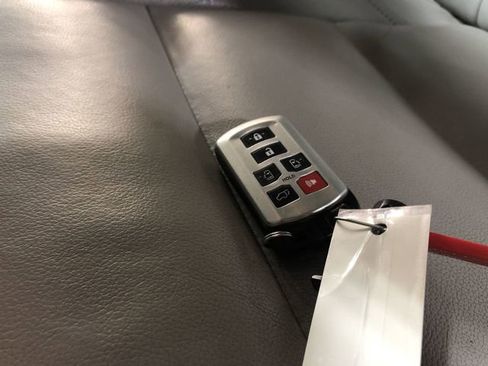 Used 2020 Toyota Sienna XLE image 30