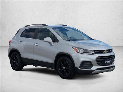 Used 2018 Chevrolet Trax LT w/ LT Convenience Package image 3