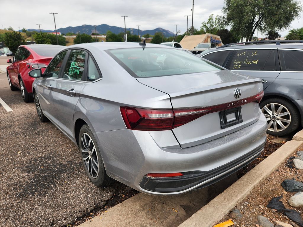 Used 2025 Volkswagen Jetta SE FWD image 8