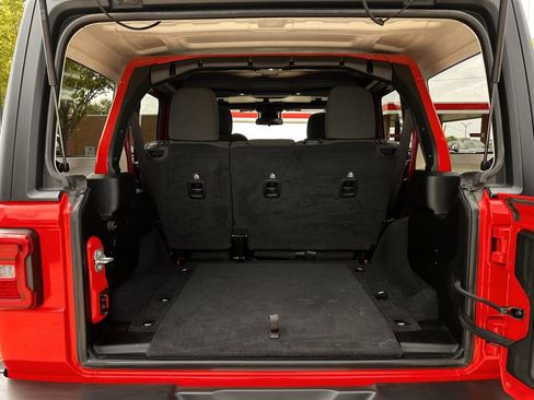 Used 2025 Jeep Wrangler Unlimited Rubicon image 32