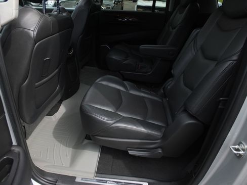 Used 2020 Cadillac Escalade ESV Luxury AWD/4WD image 13