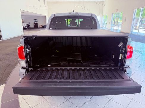 Used 2021 Toyota Tacoma TRD Off-Road w/ Technology Package AWD/4WD image 11