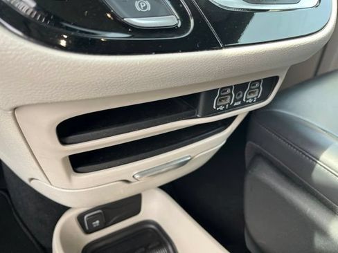 Used 2023 Chrysler Pacifica Touring-L FWD image 26