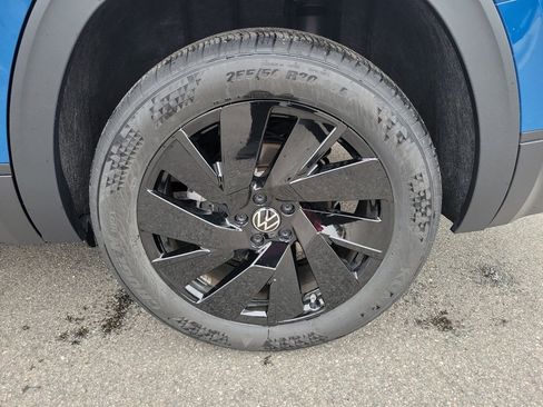 Certified 2025 Volkswagen Atlas SE image 31