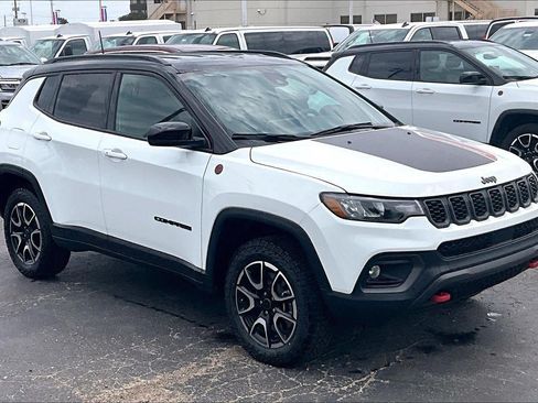 Used 2025 Jeep Compass Trailhawk AWD/4WD image 1
