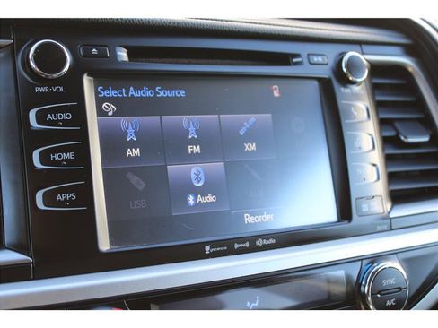 Used 2017 Toyota Highlander SE image 23