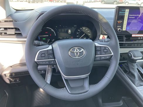 Certified 2025 Toyota Sienna XLE image 11