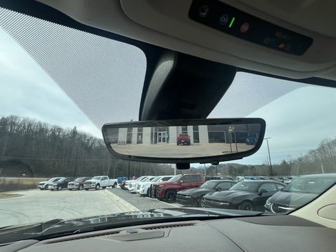 Used 2021 GMC Yukon XL Denali w/ Denali Premium Package image 19