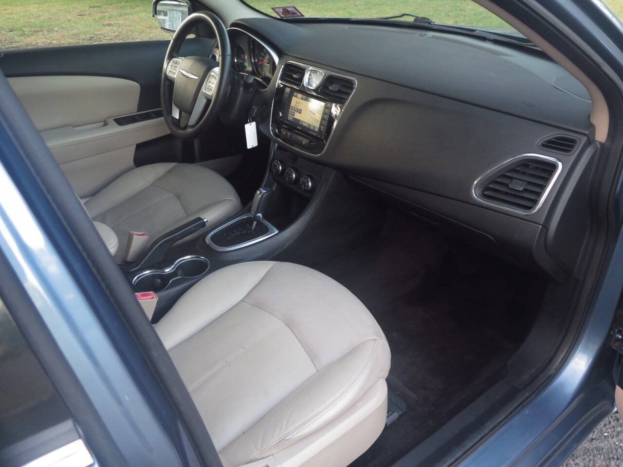 Used 2011 Chrysler 200 Limited FWD image 18