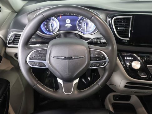 Used 2023 Chrysler Pacifica Touring-L FWD image 38