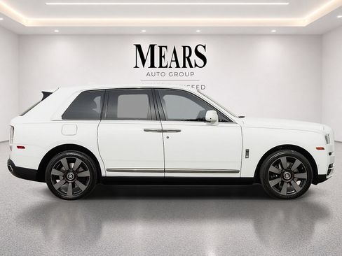 Used 2022 Rolls-Royce Cullinan AWD/4WD image 3
