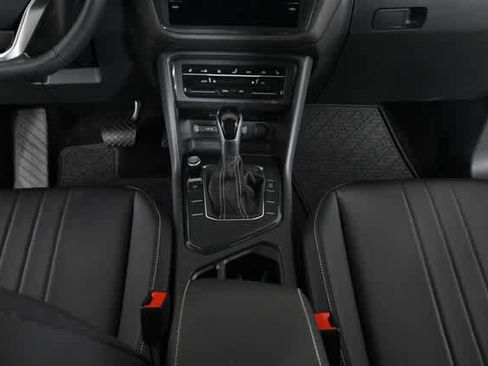 Used 2024 Volkswagen Tiguan SE image 18