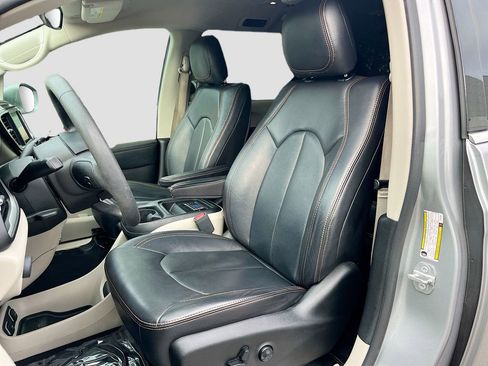 Used 2018 Chrysler Pacifica Touring Plus w/ Tire & Wheel Group FWD image 14
