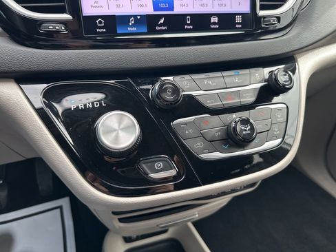 Used 2024 Chrysler Pacifica Touring-L image 24