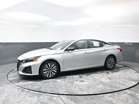 Used 2024 Nissan Altima 2.5 SV image 10