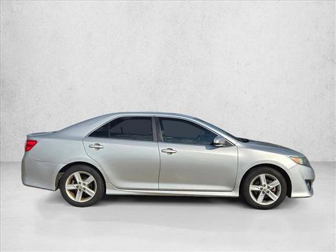 Used 2013 Toyota Camry SE image 4