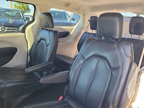 Used 2023 Chrysler Pacifica Touring-L image 16