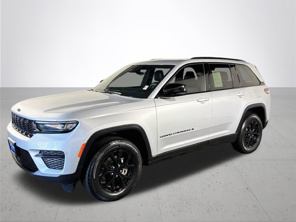 Used 2025 Jeep Grand Cherokee Altitude AWD/4WD image 2