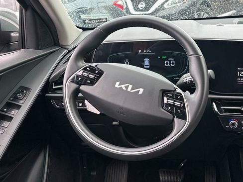 Used 2023 Kia Niro EX image 19