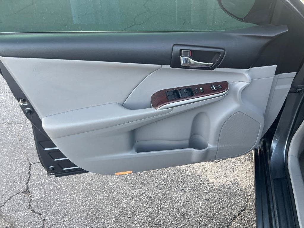 Used 2012 Toyota Camry XLE w/ Leather Pkg FWD image 12