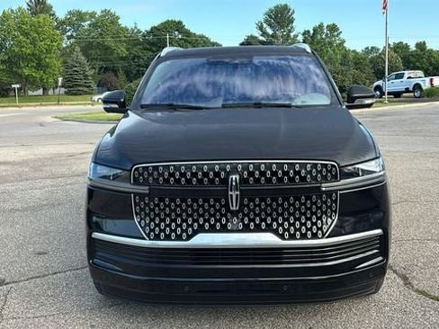 Used 2025 Lincoln Navigator Reserve AWD/4WD image 5