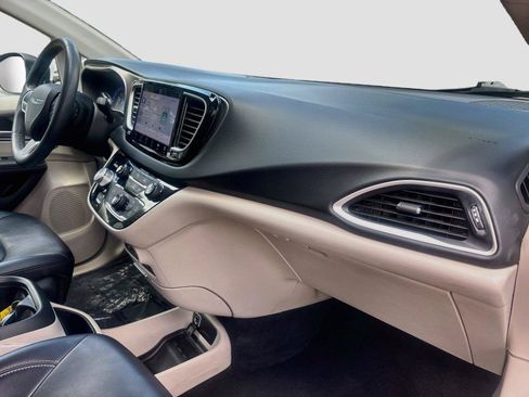 Used 2023 Chrysler Pacifica Touring-L FWD image 27