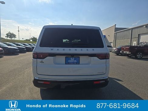 Used 2024 Jeep Wagoneer L Series II w/ Flexible Seating Group AWD/4WD image 4