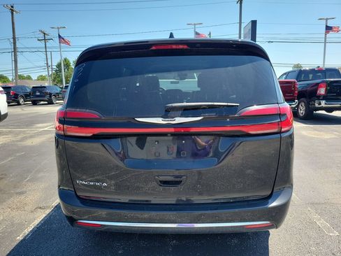 Used 2023 Chrysler Pacifica Touring-L FWD image 5