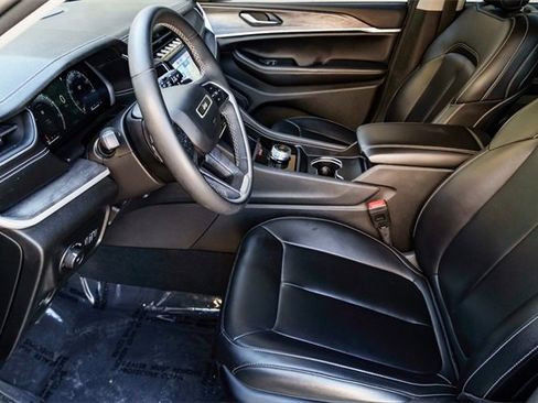 Used 2023 Jeep Grand Cherokee Limited image 9