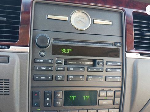 Used 2004 Lincoln Town Car Ultimate image 8