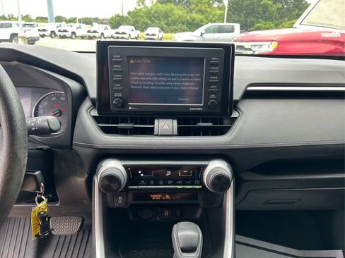 Used 2021 Toyota RAV4 LE FWD image 11
