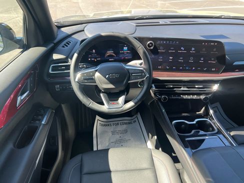 Used 2025 Chevrolet Traverse Z71 AWD/4WD image 2