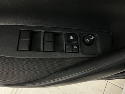 Used 2021 Toyota Corolla LE FWD image 37