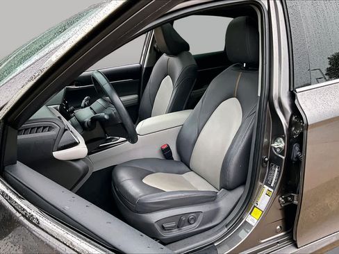 Used 2020 Toyota Camry XLE FWD image 8