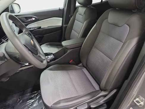 Used 2025 Chevrolet Trax LT FWD image 13